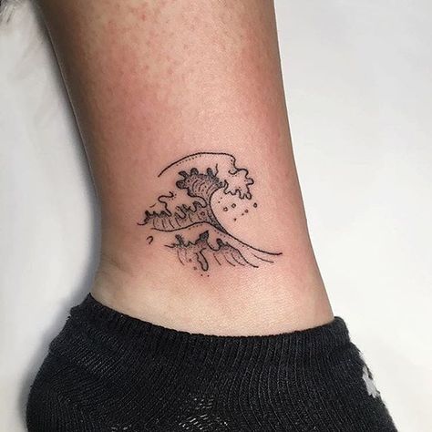 Hand-poked The Great Wave of Kanagawa - Tattoogrid.net Wave Tattoo Design, Dragons Tattoo, Stick Poke Tattoo, Ankle Tattoo Designs, Wave Tattoo, Stick N Poke Tattoo, Hand Poked Tattoo, Irezumi Tattoos, Initial Tattoo