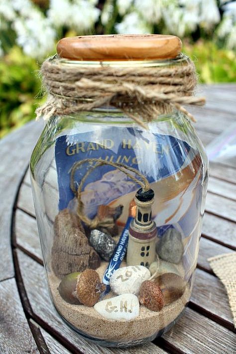 Check out these 10 Summer Mason Jar Craft Ideas for fun ideas for what to do with your Mason jars this summer! Beach Jar, Toples Kaca, Memory Jars, Memory Jar, Mason Jar Projects, Mason Jar Crafts Diy, Beach Diy, Jar Diy, Beach Crafts