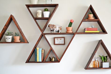 How to build this triangle shelf! #diy #shelving #shelves Triangle Bookshelf, Diy Shelves Ideas, Shelf Arrangement, Modern Floating Shelves, Reclaimed Wood Shelves, Triangle Shelf, Contemporary Home Decor, Diy Shelves, Wooden Shelves