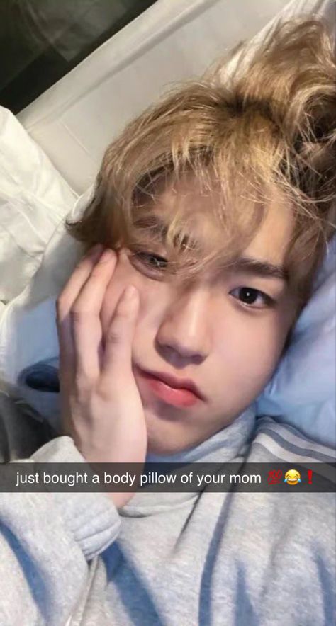 han buying a body pillow of your mom😂😂💯❗️ Skz Love Reaction, Ateez Snapchat Edits Funny, Han Jisung Snapchat, Kpop Snapchat Memes Funny, Kpop Snapchat Edits Funny, Skz Snapchat Edits, Txt Snapchat, Felix Snapchat, Straykids Snapchat