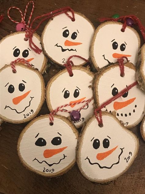 Snowman Crafts Diy, Christmas Rustic, Snowman Christmas Decorations, Hanging Tree, Snowman Faces, Christmas Wood Crafts, Wood Slice Ornament, Wood Christmas Ornaments, Snowman Crafts