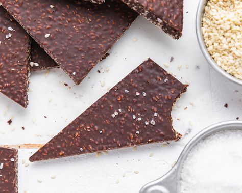 Sesame Chocolate, Chocolate Peppermint Bark, Chocolate Bark Recipe, Tahini Recipe, Sesame Seed, Bark Recipe, Crunchy Snack, Peppermint Bark, Chocolate Bark