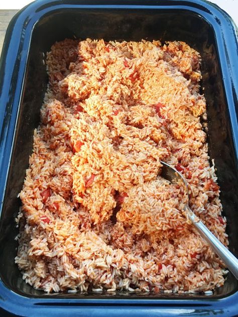 Cooking rice for a crowd is SO easy! Bake it in the oven and have up to 50 servings in less than an hour! Seasoning variations included. Rice For A Crowd, Roaster Oven Recipes, Roaster Recipes, Rice In The Oven, Spanish Rice Recipe, Mexican Rice Recipes, Cooking Rice, Cook Rice, Baked Rice