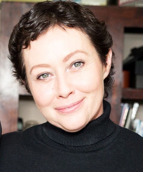 Shannen Doherty Got Her First Haircut Since Undergoing Chemotherapy #refinery29 https://www.refinery29.com/en-gb/2017/08/167254/shannen-doherty-post-chemo-haircut Post Chemo Hairstyles, Hairstyles After Chemo, Curly Short Hair, Easy Short Haircuts, Chemo Hair, Curly Pixie Cuts, Curly Short, First Haircut, Shannen Doherty