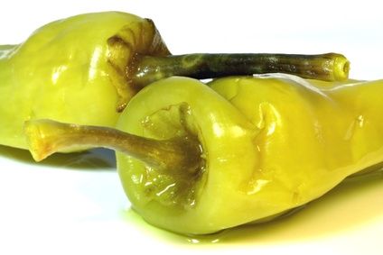 How to Can Pepperoncini Peppers (5 Steps) How To Pickle Peppers, Pickled Pepperoncini, Canning Peppers, Pickled Banana Peppers, Canning Pickles, Pepperoncini Peppers, Canning Vegetables, Pepperocini Recipes, Canning Food Preservation