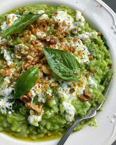 Hannah on Instagram: “Spring green risotto, goats cheese & toasted walnuts. One of my favourites this time of year🫶🏻🫶🏻 The risotto itself is super fresh thanks…” Risotto Plating, Risotto Aesthetic, Green Risotto, Spring Risotto, Leek Risotto, Veg Stock, Easter 2024, Fall Dinner Party, Shake N Bake