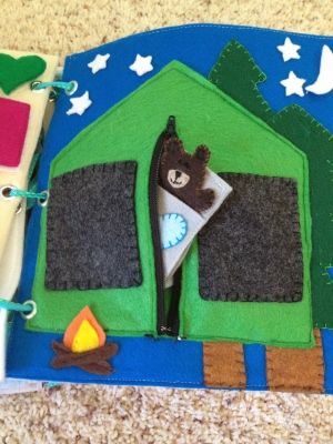 Fantastic camping page - the tent has a zipper, and inside are three little finger puppets in their own sleeping bags, and the stars and moon at the top of the page are on snaps! Quiet Book Templates, Baby Mobil, Baby Quiet Book, Diy Quiet Books, Fidget Quilt, Quiet Book Patterns, Quiet Activities, Toddler Quiet Book, Felt Books