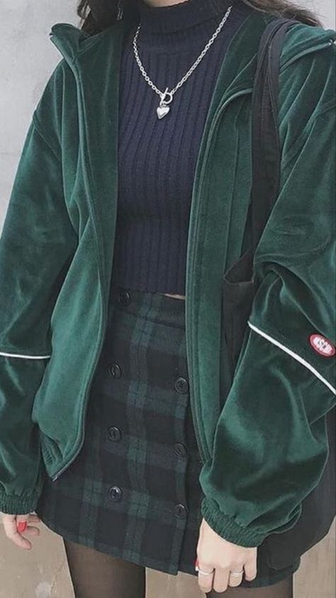 Female Outfit Ideas Aesthetic, Slytherin Uniform Female Modern, Preppy Slytherin Outfits, Green Outfit Aesthetic Grunge, Dark Academia Slytherin Outfit, Booktok Aesthetic Outfits, Cute Dark Green Outfits, Dark Green Clothing Aesthetic, Slytherin Clothing Aesthetic