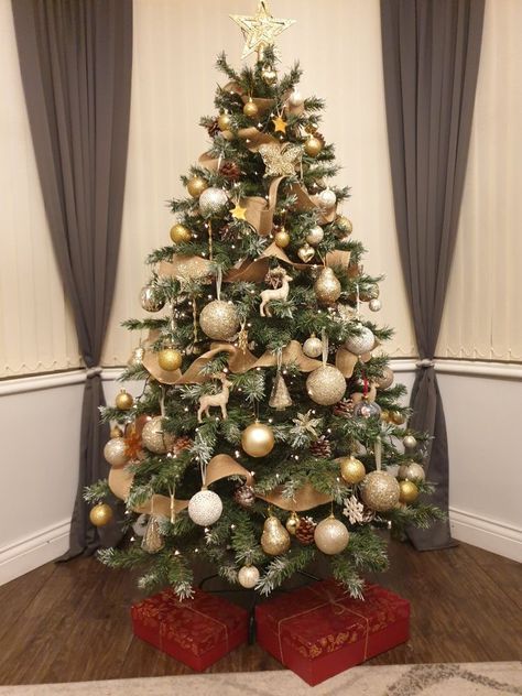 Unique Christmas Tree Themes, Unique Christmas Trees Themes, Ideas Decoracion Navidad, Christmas Tree Inspo, Ideas Christmas Tree, Gold Christmas Tree Decorations, Burlap Christmas Tree, Flocked Christmas Trees Decorated, Christmas Tree Decorating Themes