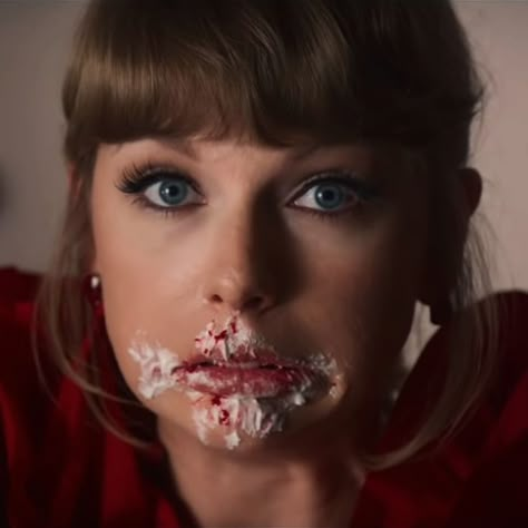 Red Taylor Swift, Taylor Swift Photoshoot, Taylor Swift Music Videos, Paper Rings, Red Season, Loving Him Was Red, Chris Stapleton, Taylor Swift Music, Taylor Swift Funny