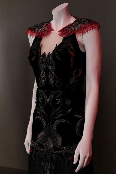 Hunger Games Katniss Dress, Jennifer Lawrence Hunger Games Outfit, Katniss Everdeen Outfit, Trish Summerville, Hunger Games Costume, Jennifer Lawrence Hunger Games, Hunger Games Outfits, Fire Costume, Hollywood Gowns