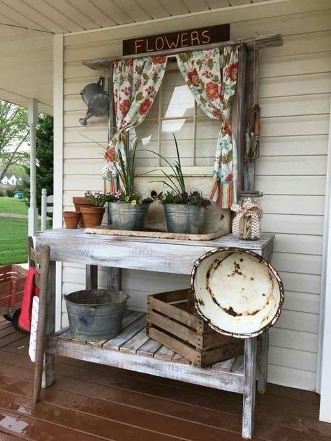 Potters Bench, Porch Projects, Pretty Porches, Country Front Porches, Small Porch Decorating, Junk Garden, Screened Porches, Summer Porch Decor, Cottage Porch