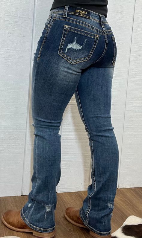 Bootcut Jeans Outfit Women, Bootcut Jeans Outfit Country, Rodeo Attire Women Outfits, Country Jeans, Casual Country Outfits, Cowgirl Jeans, Women's Graphic Tees, Country Style Outfits, Western Wear Outfits