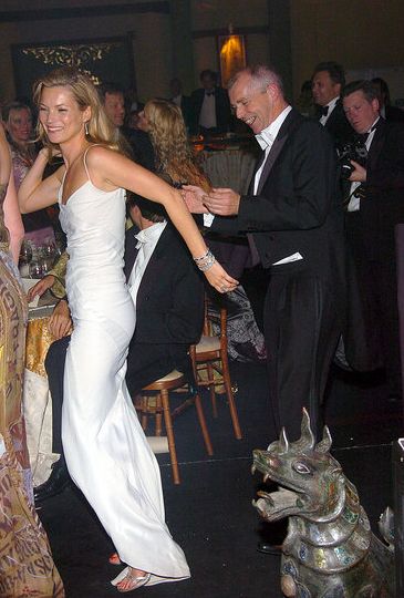 so very kate in a bias cut dress Kate Moss Fashion, Galas Photo, Kate Moss 90s, Moss Fashion, Kate Moss Style, Formal Chic, Bias Cut Dress, Sienna Miller, Festival Looks