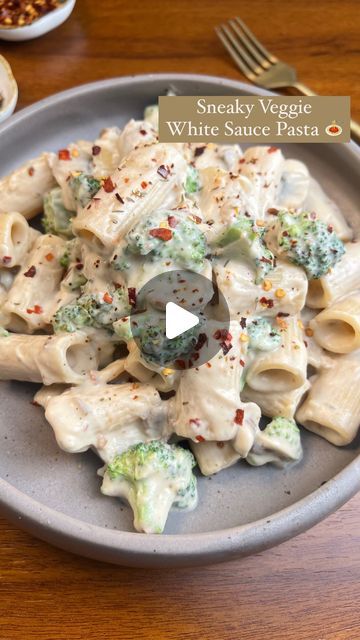 Guntas Sethi on Instagram: "✨Sneaky Veggie White Sauce Pasta✨  Sneaking veggies to pasta is my secret to making it healthier and still comforting & this cauliflower sauce is too good😋🍝  It’s quick, creamy goodness of white sauce and a sneaky nutrition boost. Perfect for busy nights when you want something comforting🫠🤌🏽  Recipe:   For the sauce:   -1/2 cauliflower  -1/2 cup cashews  -1 tbsp pepper  -1 tbsp mustard (grain) -1 tsp salt  -milk of your choice   For Assembling:   -1 tbsp oil  -1 tbsp garlic, finely chopped  -1 cup halved mushrooms  -white sauce  -1 tbsp chilli flakes  -1 cup broccoli  -pasta of your choice   #veggiepasta #whitesauce #creamy #nutritious #healthier #pastalover #mealideas #mealprep #pasta  [veggie, sneaky, dinner ideas, meal ideas, veggie pasta, pasta recipes, Pasta And Veggies In Garlic Sauce, White Sauce Noodles Recipe, White Sauce Pasta Recipes Easy, Healthy White Sauce Pasta, White Pasta Recipes, Cauliflower White Sauce, White Sauce Pasta Recipes, Cauliflower Pasta Sauce, Cauliflower Pasta Recipes