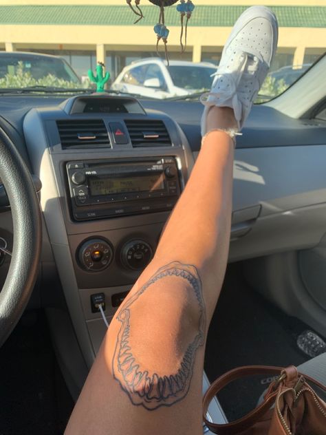 Shark Tattoo On Knee, Beachy Leg Tattoos, Shark Spine Tattoos For Women, Ocean Knee Tattoo, Knee Shark Tattoo, Shark Mouth Tattoo Knee, Shark Hip Tattoo, Tattoo Genou, Beach Girl Tattoo