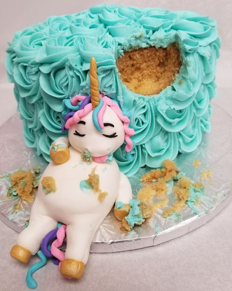 Unicorn Cake (cake wasted) Funny Unicorn Cake, Birthday Cake Funny, Cake Funny, Unicorn Treats, Buttercream Cake Designs, Unicorn Birthday Cake, Funny Unicorn, Caramel Cake