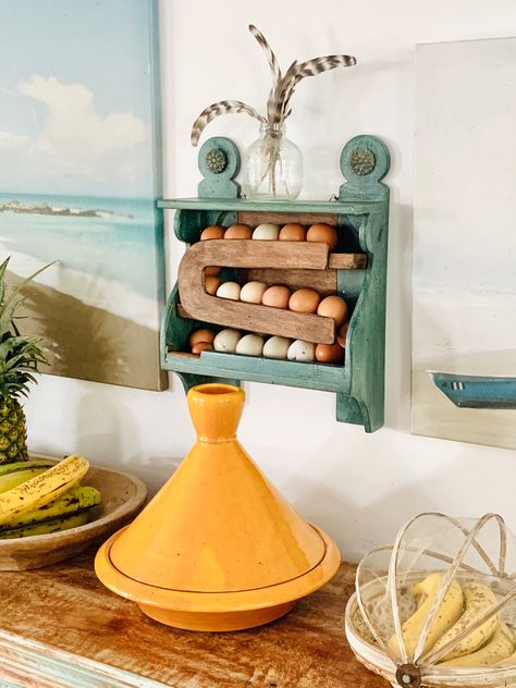 Here is a cute vintage shelf I bought and turned it in to a pratical egg skelter for storing fresh farm eggs. Stylish and functional.. yes please! Egg Skelter Diy, Storing Eggs On Counter, Egg Holders Diy, Egg Organizer Diy, Egg Storage Ideas, Egg Holder Diy, Egg Skelter, Storing Eggs, Neat Gadgets