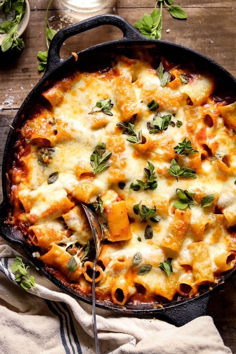 A cheesy, luscious weeknight pasta with a savory, silky pesto-infused vodka sauce. Spicy Pesto Pasta Alla Vodka, Vodka Rigatoni, Pasta Bake Vegetarian, Spinach Basil Pesto, Pasta Alla Vodka, Vodka Sauce Pasta, Weeknight Pasta, Sundried Tomato Pesto, Alla Vodka