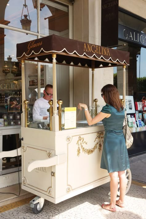 Roda Gerobak, Hot Chocolate In Paris, Boutique Patisserie, The Best Hot Chocolate, Best Hot Chocolate, Iron Lady, Food Cart Design, Ice Cream Cart, Coffee Carts