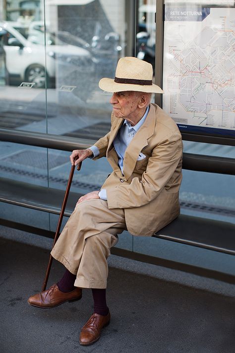 Sitting On A Bench, The Sartorialist, Tan Shoes, Men Street, Bus Stop, Men's Wear, Old Men, Santa Christmas, Mens Street Style