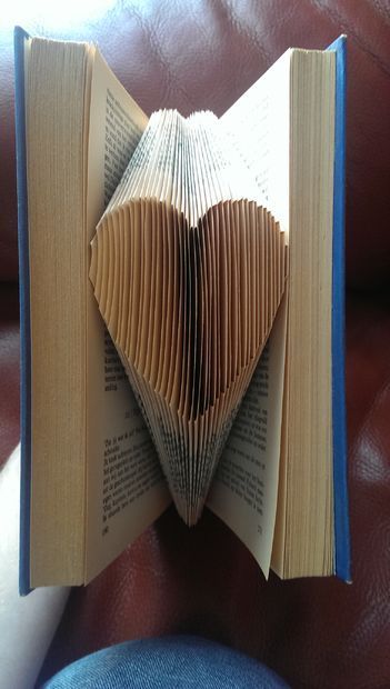 Folded Book Art - Best & most clear Tutorial available Book Art Tutorial, Book Folding Patterns Free, Folded Book Art Pattern, Old Book Crafts, Recycled Books, Buch Design, Book Page Crafts, Book Folding Patterns, Heart Letter