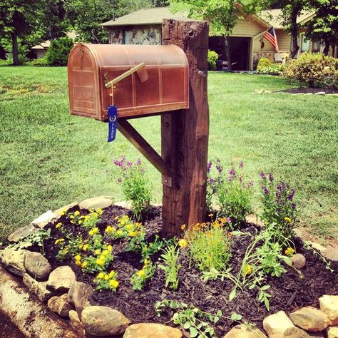 Sometimes, doing little projects has a big impact on your home's curb appeal. If your's needs a little sprucing up, try these 15 mailbox makeovers. Farm Style Mailboxes, Rustic Mailbox Post, Country Mailbox, Rustic Mailboxes, Copper Mailbox, Rural Mailbox, Mailbox Garden, Mailbox Makeover, Large Mailbox