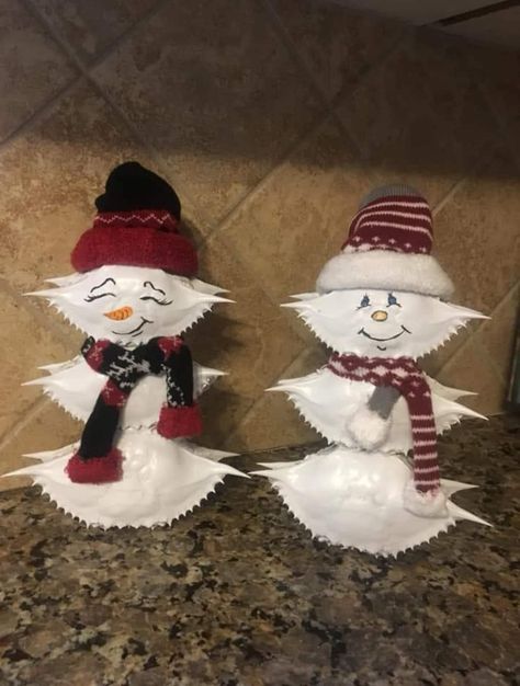 Crab shell snowmen #cajunchristmas Cajun Christmas, Seashell Creations, Metairie Louisiana, Nautical Christmas Ornaments, Crab Ornament, Crab Crafts, Snow Woman, 1920s Hat, Seashell Christmas Ornaments