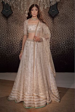 Buy Peach Organza Embroidered Sequin Floral V Neck Bridal Lehenga Set For Women by Seema Gujral Online at Aza Fashions. Half Sleeve Blouse Designs, Lengha Blouse Designs, Embroidered Bridal Lehenga, Seema Gujral, Lehenga Pattern, Mirror Work Lehenga, Net Embroidery, Organza Embroidery, Simple Lehenga