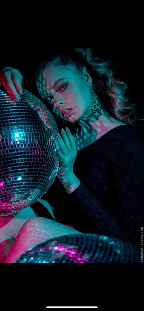 Mirror Ball Photoshoot, Disco Ball Portrait, Discoball Photoshoot Ideas, Mirrorball Photoshoot, Disco Ball Photography, Disco Photography, Silver Photoshoot, Disco Shoot, Disco Ball Photoshoot