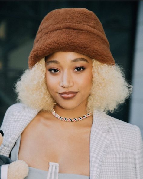 Amanda Stenberg Aesthetic, Amanda Stenberg, Amandla Stenberg Hairstyles, Amandla Stenberg Short Hair, Amandla Stenberg Aesthetic, Amandla Stenberg Blonde, Amandla Stenberg Curly Hair, Amandla Stenberg, Cute Girl Illustration