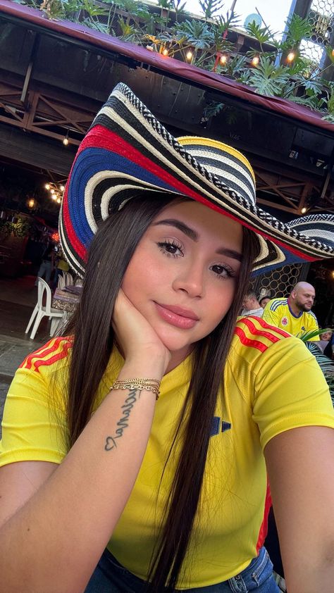 Instagram Colombian Girls, Colombian Women, Girls Soccer, Soccer Shirts, June 21, Abs Workout, Cute Outfits, Pasta, Hair