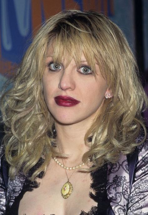 90's Makeup Trends and Looks #90smakeup 90's Makeup, Courtney Love 90s, 90s Makeup Trends, Courtney Love Hole, 90s Grunge Hair, Hair Trends 2015, Kurt And Courtney, 90s Makeup, Riot Grrrl