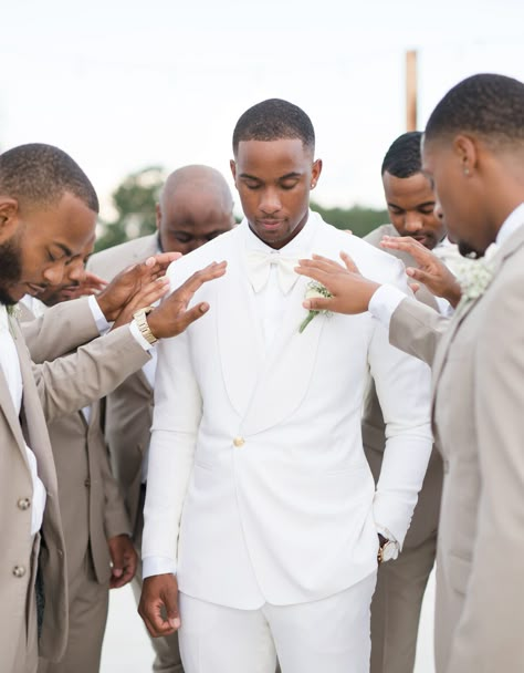 Carami Autumn Garrett & Darius Kevon Dunklin – Alabama Weddings Off White Suit Groom, All White Groom Suit, Cream Groomsmen Attire, Groom Style Wedding, Groomsmen Outfits, Black Relationship Goals, Dream Wedding Decorations, Wedding Suits Groom, Alabama Weddings