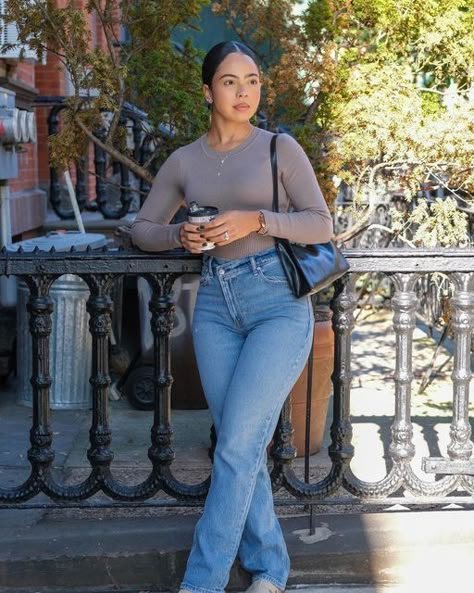 Fall Outfits Abercrombie, Simple Styling Outfits, Chill Bodysuit Outfits, Cute Fall Jean Outfits, Bodysuit With Jeans Outfits, Casual Bell Bottoms Outfit, Jean Inspo Outfit, Modest Cute Everyday Outfits, Simple Jeans Outfit Casual