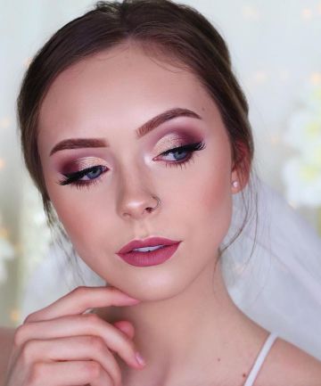 Wine And Gold Eye Makeup, Eye Makeup Wine Color, Wine Saree Makeup Look, Bride Makeup Colorful, Wine Color Eyeshadow Looks, Wine Makeup Look Wedding, Eye Makeup For Wine Colored Dress, Make Up For Wine Color Dress, Prom Makeup Hot Pink Dress