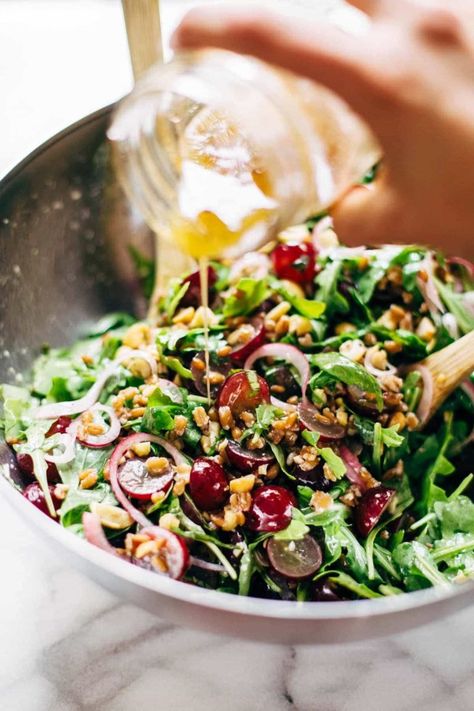 This Arugula Salad has grapes, cashews, pickled red onions, and a simple black pepper vinaigrette. Vegan, vegetarian, gluten free. | pinchofyum.com Salad With Protein, Picked Red Onions, Salad With Grapes, Arugula Salad Recipes, Simple Vinaigrette, Salad Recipes Video, Arugula Salad, Red Onions, Vegan Salad