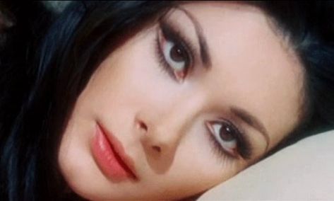 v i n t a g e on Instagram: “Edwige Fenech in All the Colors of the Dark, 1972 . . . . . . . . . . . #edwigefenech #70sfashion #vintagevibes #70s #80s  #classicbeauty…” Edwige Fenech, Vintage Makeup Looks, 60s Makeup, Retro Makeup, Witch Makeup, Edgy Makeup, Vintage Makeup, Pretty Makeup, Cute Makeup