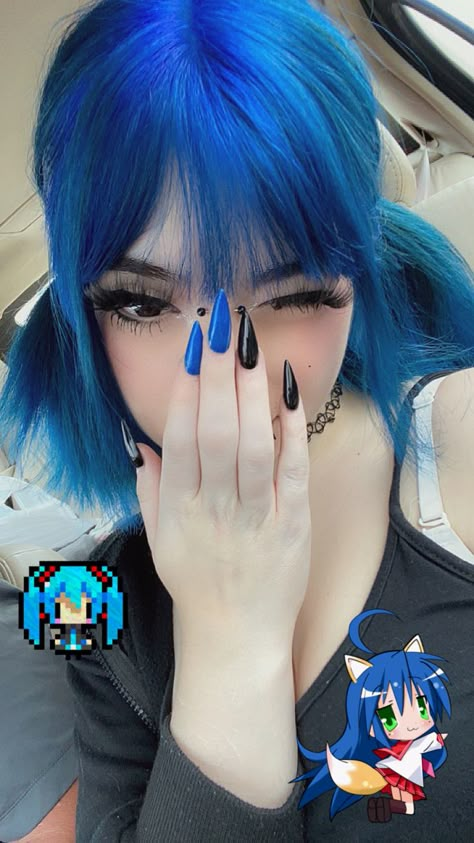 Dyed Hair Aesthetic Grunge, Vaporwave Hairstyle, Black Blue Purple Hair, Turquoise Hair Streaks, Makeup With Blue Hair, Short Bright Hair, Vivid Blue Hair, Blue Hair With Black Highlights, Jinx Hair Color