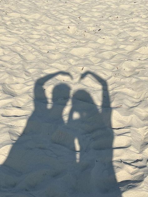 Sea Date Aesthetic, Couple Pose Aesthetic, Beach Date Couple, No Face Couple Photos, No Face Couple, Romantic Beach Picnic, Cool Easy Drawings, Spring Tide, Secret Photo