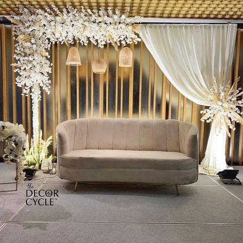 Engagement Throne Ideas, Roka Ceremony Stage Decoration, Mehndi Decor Minimal, Decor For Roka Ceremony, Engagement Arrangements Decor, Roka Ceremony Ideas, Minimal Indoor Wedding Decor, Indian Roka Ceremony, Roka Decoration Ideas Indoor