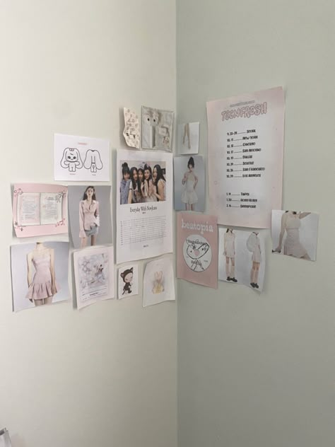 Cute coquette kpop room ribbon core bows pink kpop room kpop posters nwjns stayc room Girls Group Aesthetic, Pink Kpop Room, Pink Aesthetic Posters, Aesthetic New Jeans, Kpop Room Aesthetic, Posters Kpop, Kpop Room, Aesthetic Posters, Desk Inspo