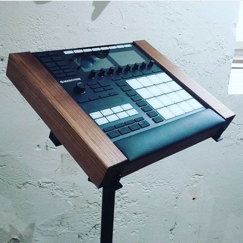 Dj Stand Design, Custom Mic Stand, Maschine Mk3, Dj Sound System Dj Setup Photo, Music Stand Accessories, Multi Guitar Stand, Studio Music, Studio Gear, Dj Gear