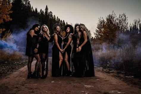 Witch Coven Pictures, Group Witch Photoshoot, Halloween Bridesmaid Dress, Coven Photoshoot, Witchy Photos, Witchy Shoot, Vintage Witch Photos, Photoshoot With Friends, Witchy Photoshoot