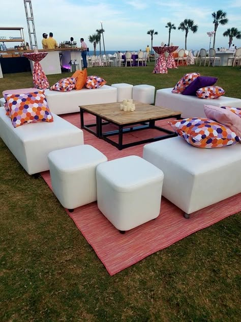 Event Furniture Lounge Areas, Backyard Party Seating Ideas, Outdoor Lounge Party, Vip Seating Area, Lounge Party Ideas Decor, Sorority Recruitment Decorations, Apartment Party, Rooftop Restaurant Design, Party Lounge