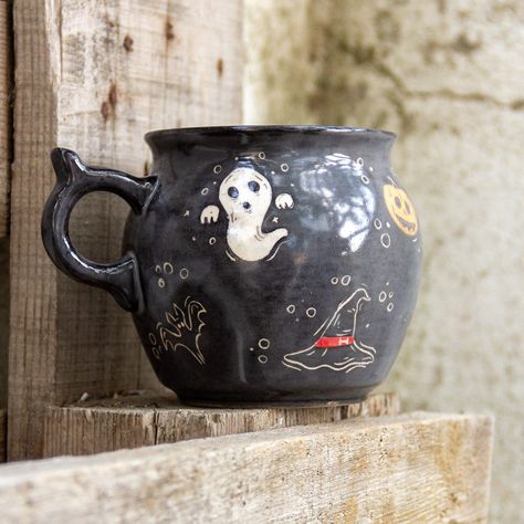 🎃 Halloween Mug, Cauldron Ceramic Coffee Mug, Witch Hat - Ghost - Pumpkin Decorated Pottery Mug 🧑 FOR THE DISCERNING SHOPPER: 🪄 Calling all lovers of handmade decor, ceramic coffee cup enthusiasts, and Halloween aficionados! If you're on the hunt for a Halloween-themed coffee mug that's handmade, exquisitely designed, and bound to make your spooky celebrations even more enchanting, you've just found your perfect match. This unique cauldron-shaped ceramic mug is also an ideal choice for those Cauldron Ceramic, Decorated Pottery, Coffee Cups Diy, Halloween Themed Gifts, Halloween Kunst, Halloween Magic, Handmade Decor, Halloween Coffee, Ghost Pumpkin