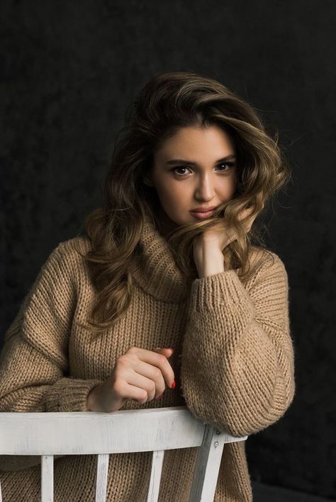 PiXhost - Free Image Hosting Fashion Photoshoot Studio, Bulky Sweaters, Cool Girl Style, Business Photoshoot, Photoshoot Studio, Timeless Outfits, Winter Photoshoot, Portrait Photoshoot, Ladies Turtleneck Sweaters