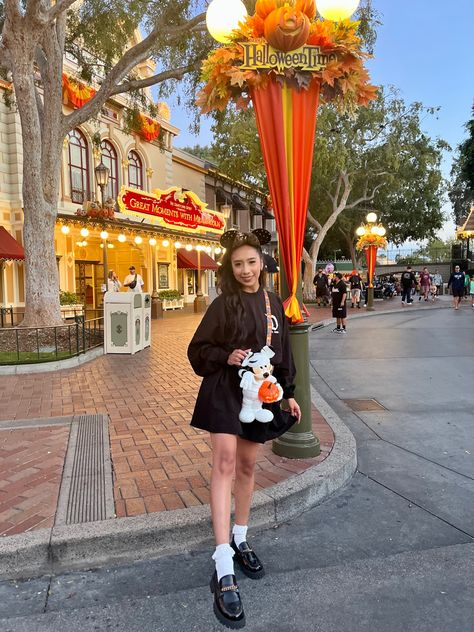 Disneyland November Outfit, Disney Fits Fall, Disneyland October Outfits, Disney Outfits Women Fall, Disney Fall Outfit, Disneyland Outfits Fall, Fairytale Vacation, Disney Halloween Outfits, Fall Disney Outfits