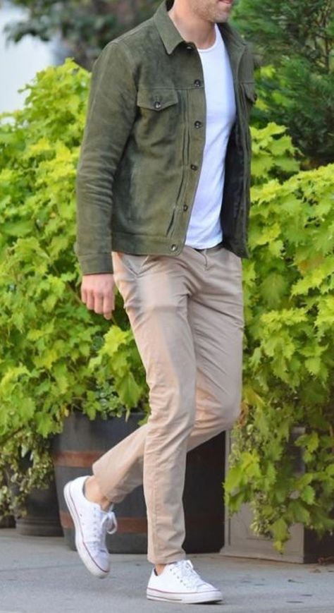 Outfits Cream Pants, Men Autumn Outfit, Olive Green Jacket Outfits, Khaki Pants Outfit Men, Fall Fashion For Work, Cream Pants Outfit, Fall Fashion Aesthetic, Beige Pants Men, Man Fashion Style