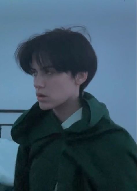 Levi Ackerman Haircut Real Life, Anime Haircuts In Real Life, Levi Ackerman Haircut, Anime Haircuts, Cabello Aesthetic, Aesthetic Hombre, Levi Cosplay, Anime Haircut, Titan Anime